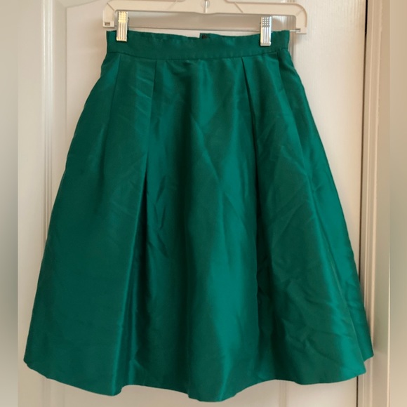 Freda’s Emerald Green Satin High Waist Knee Length Pleated Midi Skirt - size 8 - Picture 2 of 7